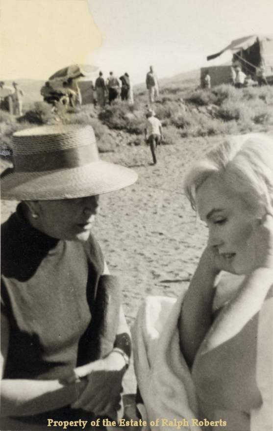 Marilyn and Unknown on set of The Misfits